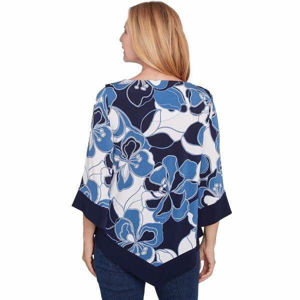 Floral Geometric Crewneck Top with Necklace